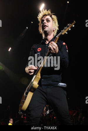 Cantante americana/chitarrista Billie Joe Armstrong suona con i Green Day at Wembley Arena di Londra il 1 novembre 2009. UPI/Rune Hellestad Foto Stock