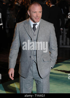 Direttore britannico Guy Ritchie assiste la prima mondiale di "Sherlock Holmes' all impero, Leicester Square a Londra il 14 dicembre 2009. UPI/Rune Hellestad Foto Stock