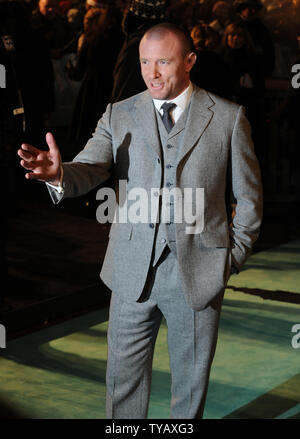 Direttore britannico Guy Ritchie assiste la prima mondiale di "Sherlock Holmes' all impero, Leicester Square a Londra il 14 dicembre 2009. UPI/Rune Hellestad Foto Stock