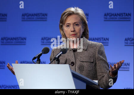 Il Segretario di Stato Usa Hillary Clinton colloqui per la frequentazione premere al termine della conferenza di Londra sull'Afghanistan a Lancaster House di Londra, giovedì 28 gennaio 2010. I ministri degli esteri di oltre 70 paesi hanno partecipato alla conferenza sul futuro della pace in Afghanistan con la Gran Bretagna è il primo ministro Gordon Brown, il segretario delle Nazioni Unite Ban Ki-moon e il Presidente afgano Hamid Karzai co-host. UPI/Hugo Philpott. Foto Stock