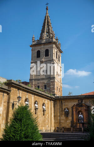 Jardines de los Reyes Caudillos e la Torre del Convento de Clausura de las Pelayas, Oviedo, Spagna Foto Stock