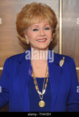 Actrice americano Debbie Reynolds assiste un photocall per promuovere il suo nuovo tour del Regno Unito "Viva & favoloso' presso il Sofitel St James a Londra il 1 aprile 2010. UPI/Rune Hellestad Foto Stock