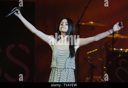 Cantante americana/attrice Selena Gomez esegue a Shepherd's Bush Empire a Londra il 5 aprile 2010. UPI/Rune Hellestad Foto Stock