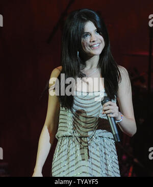 Cantante americana/attrice Selena Gomez esegue a Shepherd's Bush Empire a Londra il 5 aprile 2010. UPI/Rune Hellestad Foto Stock