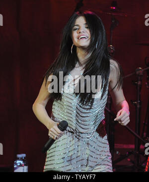 Cantante americana/attrice Selena Gomez esegue a Shepherd's Bush Empire a Londra il 5 aprile 2010. UPI/Rune Hellestad Foto Stock