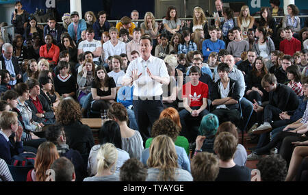 Partito conservatore leader David Cameron parla a studenti di college come egli lancia la sua idea di "la grande società' Varndean al Collegio il 19 aprile 2010 a Brighton, Inghilterra. Il Regno Unito generale elezione si terrà il 6 maggio 2010. UPI/Hugo Philpott Foto Stock