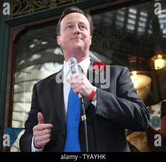 Partito conservatore leader David Cameron celebra San Georges giorno mentre sul sentiero di campagna al mercato Leadenhall il 23 aprile 2010 a Londra, Inghilterra. UPI/Hugo Philpott Foto Stock