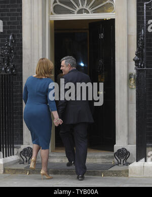 Gordon Brown accompagnato dalla moglie Sarah torna a Downing St per l'ultima volta dopo le sue dimissioni il parlato questa sera a Londra il 10 Maggio 2010.i Conservatori verrà acceso il paese in un governo di coalizione con i liberali democratici. UPI/Hugo Philpott Foto Stock