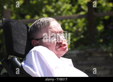 Astro fisico professor Stephen Hawking si siede in un giardino ispirato dal suo libro "Una breve storia del Tempo" al 2010 Chelsea Flower Show a Londra. La mostra dei fiori è uno dei migliori biglietti di Londra stagione estiva. UPI/Hugo Philpott Foto Stock