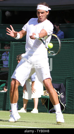 La Spagna di Rafael Nadal restituisce la palla durante la sua partita contro il Giappone Kei Nishikori nella seconda giornata dei campionati di Wimbledon in Wimbledon martedì 22 giugno 2010. UPI/Hugo Philpott Foto Stock