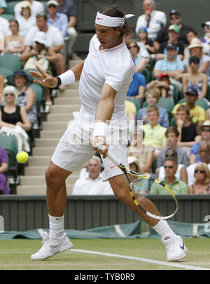 La Spagna di Rafael Nadal gioca contro la Germania Philip Petzschner nel sesto giorno di Wimbledon campionati di Wimbledon il 26 giugno 2010. UPI/Hugo Philpott Foto Stock