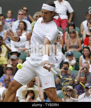 La Spagna di Rafael Nadal gioca contro la Germania Philip Petzschner nel sesto giorno di Wimbledon campionati di Wimbledon il 26 giugno 2010. UPI/Hugo Philpott Foto Stock