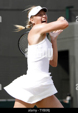 In Russia la Maria Sharapova gioca contro la ceca Zahlavova Barbora STRYCOVA nel sesto giorno di Wimbledon campionati di Wimbledon il 26 giugno 2010. UPI/Hugo Philpott Foto Stock