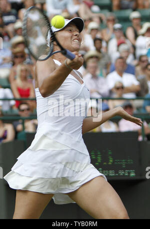 In Russia la Maria Sharapova gioca contro la ceca Zahlavova Barbora STRYCOVA nel sesto giorno di Wimbledon campionati di Wimbledon il 26 giugno 2010. UPI/Hugo Philpott Foto Stock