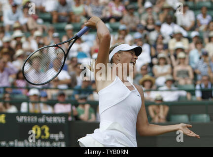 In Russia la Maria Sharapova gioca contro la ceca Zahlavova Barbora STRYCOVA nel sesto giorno di Wimbledon campionati di Wimbledon il 26 giugno 2010. UPI/Hugo Philpott Foto Stock