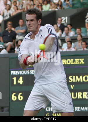 La Gran Bretagna di Andy Murray gioca contro il francese Gilles Simonon il sesto giorno di Wimbledon campionati di Wimbledon il 26 giugno 2010.Murray beat Simon 6-1,6-4,7-5. UPI/Hugo Philpott Foto Stock