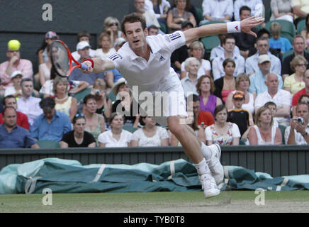 La Gran Bretagna di Andy Murray gioca contro il francese Gilles Simonon il sesto giorno di Wimbledon campionati di Wimbledon il 26 giugno 2010.Murray beat Simon 6-1,6-4,7-5. UPI/Hugo Philpott Foto Stock