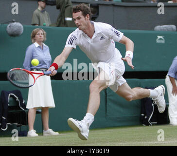 La Gran Bretagna di Andy Murray gioca contro il francese Gilles Simonon il sesto giorno di Wimbledon campionati di Wimbledon il 26 giugno 2010.Murray beat Simon 6-1,6-4,7-5. UPI/Hugo Philpott Foto Stock