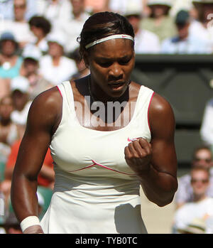 American Serena Williams celebra la vittoria della prima serie nella sua corrispondenza con il russo Maria Sharapova al settimo giorno del torneo di Wimbledon campionati di Wimbledon, il 28 giugno 2010. UPI/Hugo Philpott Foto Stock