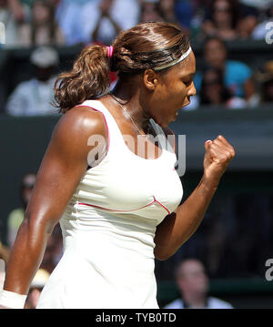 American Serena Williams celebra un punto nella sua corrispondenza con il russo Maria Sharapova al settimo giorno del torneo di Wimbledon campionati di Wimbledon, il 28 giugno 2010. UPI/Hugo Philpott Foto Stock