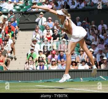 Russo Maria Sharapova serve nella sua corrispondenza con American Serena Williams al settimo giorno del torneo di Wimbledon campionati di Wimbledon, il 28 giugno 2010. UPI/Hugo Philpott Foto Stock