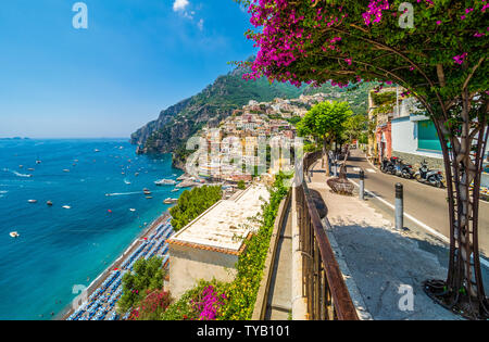 Paesaggio con città di Positano a costiera amalfitana, Italia Foto Stock