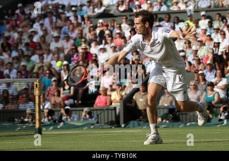 La Gran Bretagna di Andy Murray gioca contro la Francia Jo-Wilfred Tsonga alla Wimbledon campionati di Wimbledon il 30 giugno 2010.Murray batte Tsonga 6-7.7-6,6-2,6-2 UPI/Hugo Philpott Foto Stock