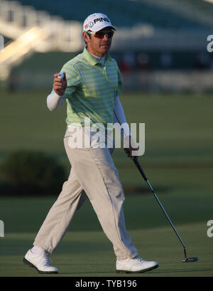 Sud Africa Louis Oosthuizen riconosce la folla al diciassettesimo verde sul terzo giorno del campionato Open in St.Andrews, Scozia il 17 luglio 2010. UPI/Hugo Philpott Foto Stock