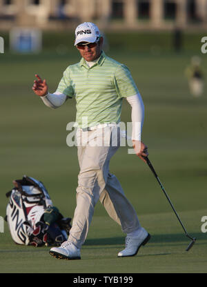 Sud Africa Louis Oosthuizen riconosce la folla al diciassettesimo verde sul terzo giorno del campionato Open in St.Andrews, Scozia il 17 luglio 2010. UPI/Hugo Philpott Foto Stock