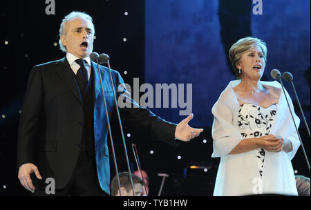 Tenore spagnolo Jose Carreras e Nuova Zelanda soprano Kiri Te Kanawa eseguire presso il 'BBC Proms nel parco' in Hyde Park a Londra il 11 settembre 2010. UPI/Rune Hellestad Foto Stock