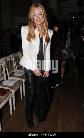 Modello australiano Elle MacPherson assiste 'Julien MacDonald' Primavera/Estate sfilata alla Settimana della Moda di Londra il 19 settembre 2010. UPI/Rune Hellestad Foto Stock