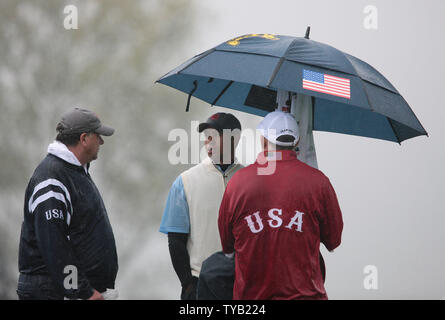 Il Team USA di Tiger Woods ripari dalla pioggia sul quarto foro del primo giorno del 2010 Ryder Cup al Celtic Manor Resort di Newport in Galles il 01 ottobre 2010. UPI/Hugo Philpott Foto Stock