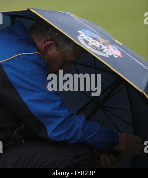 Team Europe capitano Colin Montgomerie ripari dalla pioggia sul primo giorno del 2010 Ryder Cup al Celtic Manor Resort di Newport in Galles il 01 ottobre 2010. UPI/Hugo Philpott Foto Stock