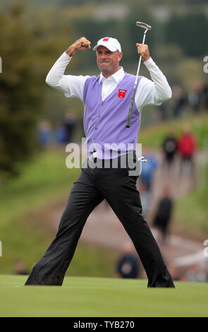 Il Team USA di Stewart Cink celebra il suo lungo putt al diciassettesimo verde nel secondo giorno del 2010 Ryder Cup al Celtic Manor Resort di Newport in Galles il 02 ottobre 2010. UPI/Hugo Philpott Foto Stock