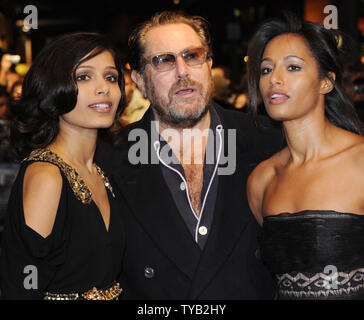 Attrice indiana Frieda Pinto, regista americano Julian Schnabel e scrittore palestinese Rula Jebreal assistere alla premiere di 'Miral' a Vue, Leicester Square a Londra il 18 ottobre 2010. UPI/Rune Hellestad Foto Stock