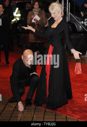 Attore americano Bruce Willis e British attrice Helen Mirren assistere alla premiere di 'Rosso' alla Royal Festival Hall di Londra il 19 ottobre 2010. UPI/Rune Hellestad Foto Stock