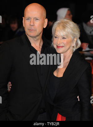 Attore americano Bruce Willis e British attrice Helen Mirren assistere alla premiere di 'Rosso' alla Royal Festival Hall di Londra il 19 ottobre 2010. UPI/Rune Hellestad Foto Stock