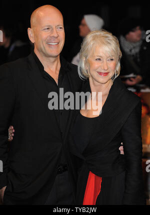 Attore americano Bruce Willis e British attrice Helen Mirren assistere alla premiere di 'Rosso' alla Royal Festival Hall di Londra il 19 ottobre 2010. UPI/Rune Hellestad Foto Stock