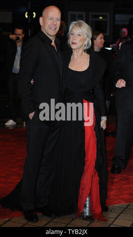 Attore americano Bruce Willis e British attrice Helen Mirren assistere alla premiere di 'Rosso' alla Royal Festival Hall di Londra il 19 ottobre 2010. UPI/Rune Hellestad Foto Stock