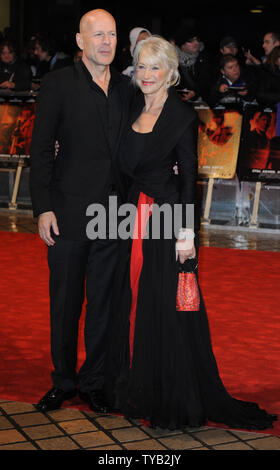 Attore americano Bruce Willis e British attrice Helen Mirren assistere alla premiere di 'Rosso' alla Royal Festival Hall di Londra il 19 ottobre 2010. UPI/Rune Hellestad Foto Stock