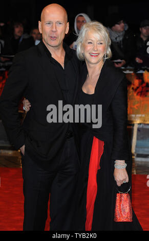 Attore americano Bruce Willis e British attrice Helen Mirren assistere alla premiere di 'Rosso' alla Royal Festival Hall di Londra il 19 ottobre 2010. UPI/Rune Hellestad Foto Stock