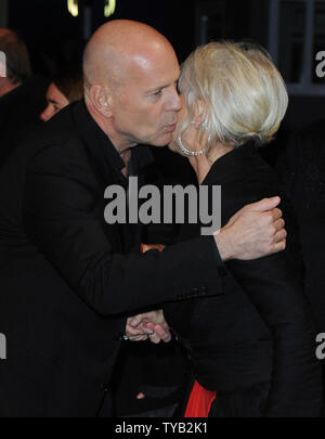 Attore americano Bruce Willis e British attrice Helen Mirren assistere alla premiere di 'Rosso' alla Royal Festival Hall di Londra il 19 ottobre 2010. UPI/Rune Hellestad Foto Stock