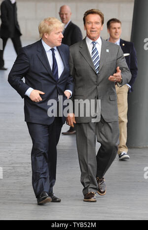 Austrian- attore americano/politico Arnold Schwarzenegger e il sindaco di Londra Boris Johnson frequentare una foto chiamata per 'Barclay's cycle hire scheme' al City Hall di Londra il 31 marzo 2011. UPI/Rune Hellestad Foto Stock