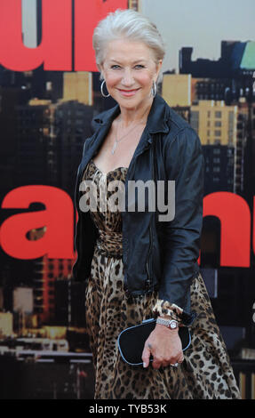 British attrice Helen Mirren assiste la premiere del "Arthur" a Cineworld, O2 Arena di Londra il 19 aprile 2011. UPI/Rune Hellestad Foto Stock