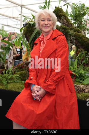 Attrice britannica Dame Helen Mirren pone al Borneo stand esotici al Chelsea Flower Show 2011 a Chelsea, Londra lunedì 23 maggio 2011. UPI/Hugo Philpott. Foto Stock