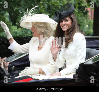 La duchessa di Cambridge e la duchessa di Cornovaglia onda per la folla dalla royal carrello aperto dopo il 'Trooping il colore' a Horseguards Parade per commemorare la Regina ufficiale di compleanno a Londra il sabato 11 giugno 2011. UPI/Hugo Philpott Foto Stock