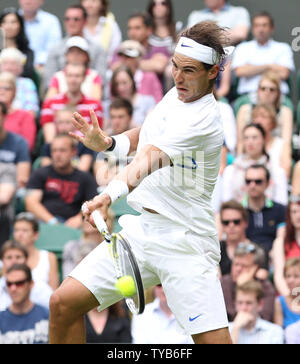 La Spagna di Rafael Nadal restituisce la sfera nella sua partita contro l'americano Michael Russell nel giorno di apertura della 125th campionati di Wimbledon in Wimbledon,Londra lunedì 20 giugno 2011. UPI/Hugo Philpott Foto Stock