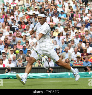 La Spagna di Rafael Nadal restituisce la sfera nella sua partita contro l'americano Michael Russell nel giorno di apertura della 125th campionati di Wimbledon in Wimbledon,Londra lunedì 20 giugno 2011. UPI/Hugo Philpott Foto Stock