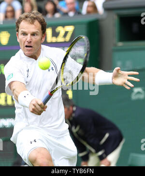 Americano Michael Russell restituisce la sfera nella sua partita contro la Spagna di Rafael Nadal per il giorno di apertura della 125th campionati di Wimbledon in Wimbledon,Londra lunedì 20 giugno 2011. UPI/Hugo Philpott Foto Stock