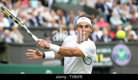 La Spagna di Rafael Nadal restituisce la sfera nella sua partita contro l'americano Michael Russell nel giorno di apertura della 125th campionati di Wimbledon in Wimbledon,Londra lunedì 20 giugno 2011. UPI/Hugo Philpott Foto Stock